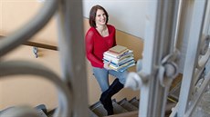 Marie Matějíčková ze střediska Kontakt s várkou darovaných knih pro děti. Marie Matějíčková ze střediska Kontakt s várkou darovaných knih pro děti.