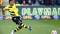 Pierre-Emerick Aubameyang z Borussie Dortmund stílí gól v zápase proti...