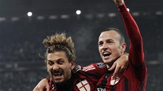 Fotbalisté AC Milán oslavují gól do sít Juventusu.