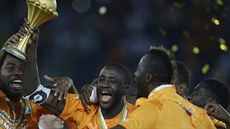 Fotbalisté Pobeí slonoviny oslavují vítzství ve finále Afrického poháru...