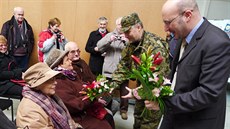 Dcera generála Ludvíka Krejího (v popedí) Marie iková a generála Bohuslava...