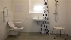 Koupelna s toaletou v pokoji pro handicapované.