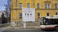 Transparent na budově kasáren ve Štefánikově ulici. Během dne ho nechala firma... Transparent na budově kasáren ve Štefánikově ulici. Během dne ho nechala firma...