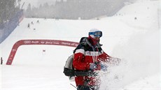 Pořadatelé se marně snažili v Beaver Creeku odolat náporu sněhu. Závod v... Pořadatelé se marně snažili v Beaver Creeku odolat náporu sněhu. Závod v...