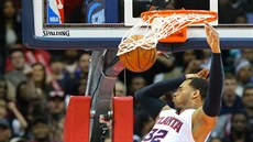 Mike Scott z Atlanty smečuje do koše v utkání proti Golden State. Mike Scott z Atlanty smečuje do koše v utkání proti Golden State.