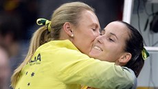 ZA VÍTĚZSTVÍ POLIBEK. Nehrající kapitánka Austrálie Alicia Moliková (vlevo)... ZA VÍTĚZSTVÍ POLIBEK. Nehrající kapitánka Austrálie Alicia Moliková (vlevo)...