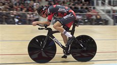 BOJ O KAŽDÝ METR. Rohan Dennis při pokusu o světový rekord v hodinovce. BOJ O KAŽDÝ METR. Rohan Dennis při pokusu o světový rekord v hodinovce.