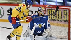 Švédský hokejista Martin Johansson překonává finského brankáře Atte Engrena. Švédský hokejista Martin Johansson překonává finského brankáře Atte Engrena.