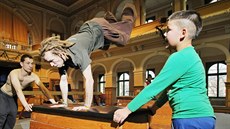 Trénink street parkouru pro dti v sokolovn ve truncových sadech v Plzni.