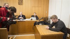 Petr Pláek u uherskohradiského soudu.