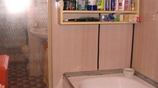 Do koupelny se lze dostat pouze průchodem přes WC, kam je vstup z předsíně. Do koupelny se lze dostat pouze průchodem přes WC, kam je vstup z předsíně.