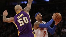 Carmelo Anthony (vpravo) z New Yorku se snaží vyzrát na Roberta Sacreho z Los... Carmelo Anthony (vpravo) z New Yorku se snaží vyzrát na Roberta Sacreho z Los...