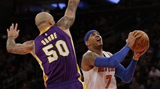 Carmelo Anthony (vpravo) z New Yorku se snaí vyzrát na Roberta Sacreho z Los...