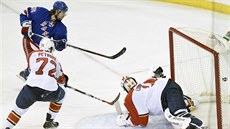 Mats Zuccarello překonává floridského brankáře Roberta Luonga. Marně se mu v... Mats Zuccarello překonává floridského brankáře Roberta Luonga. Marně se mu v...