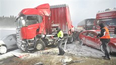 Hromadná nehoda desítek aut v nedli 8. února na pl dne zavela dálnici D1 u...