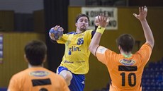Zlínský házenkář Michal Indrák (ve žlutém)střílí na branku Zubří. Zlínský házenkář Michal Indrák (ve žlutém)střílí na branku Zubří.
