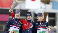 Martina Sáblíková (uprostřed) coby vítězka rychlobruslařského Světového poháru... Martina Sáblíková (uprostřed) coby vítězka rychlobruslařského Světového poháru...