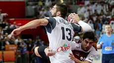 Francouzský házenká Nikola Karabatic je zastaven faulem Kamalaldina Mallashe z...