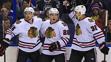 Marcus Kruger, Ben Smith a Michal Rozsíval (zleva) slaví gól Chicaga.