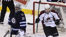 Matt Duchene se raduje z gólu Colorada, pekonaným je Ondej Pavelec z...