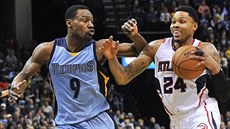 Kent Bazemore (24) z Atlanty uniká Tonymu Allenovi z Memphisu. Kent Bazemore (24) z Atlanty uniká Tonymu Allenovi z Memphisu.