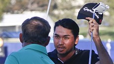 Jason Day (vpravo) přijímá gratulaci od J. B. Holmese, právě vyhrál turnaj v La... Jason Day (vpravo) přijímá gratulaci od J. B. Holmese, právě vyhrál turnaj v La...
