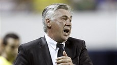 Kou Realu Madrid Carlo Ancelotti udává pokyny svým svencm bhem zápasu s...