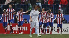 Tiago (tetí zprava) z Atlética Madrid pijímá gratulace k brance do sít Realu...
