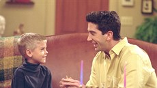 Cole Mitchell Sprouse a David Schwimmer v seriálu Pátelé