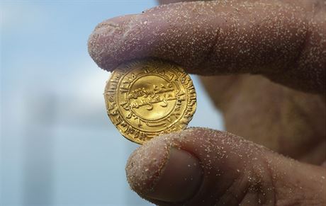Potápi nali u izraelských beh asi dva tisíc zlatých mincí starých více ne...