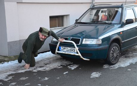 Václav Matjka si prohlíí ochranný rám svého auta. Podle policist se jedná o...