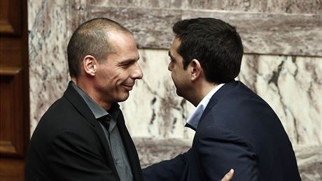 eck ministr financ Janis Varufakis (vlevo) s premirem Alexisem Tsiprasem...