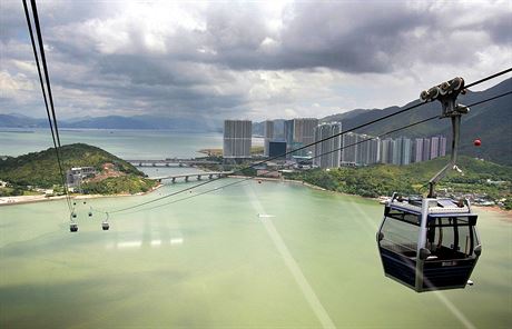 The Ngong Ping 360 (Hong Kong). Lanov drha, dlouh 5,7 km, je hlavn atrakc...