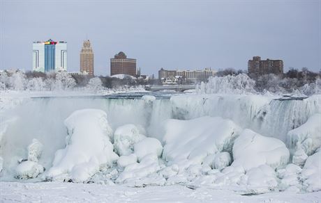 Zamrzl Niagarsk vodopdy na kanadsk stran, kter je vce turisticky...