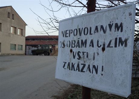 Krom policie upozoruje na zákaz vstupu u pomrn starí cedule.