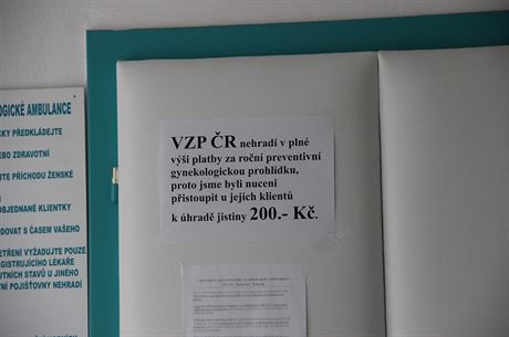 Oznámení, které viselo na dveích ordinace gynekologa Stanislava zemana ve...