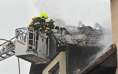 Hasii na Vysoin bhem dvou dn likvidovali dva velké poáry. Rodinný dm v Jihlav (na snímku) ve tvrtek zachránili. O den pozdji plameny v Krasonicích na Jihlavsku zniily stechu a celé první patro domu.