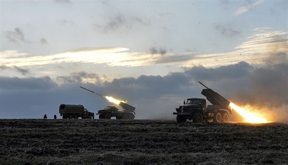 Ukrajinské raketomety Grad pálí na povstalecké pozice u Debalceve (8. února...