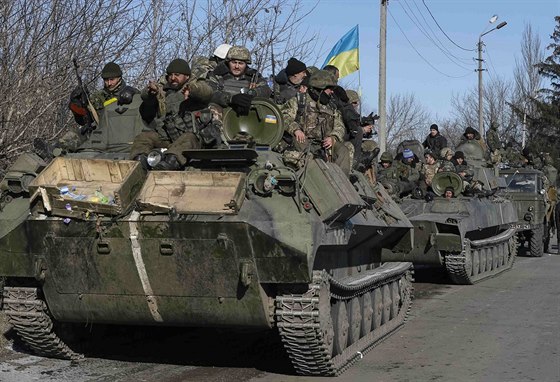 Ukrajintí vojáci se stahují z Debalceve (18. února 2015)