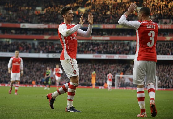 Olivier Giroud (vlevo) a Kieran Gibbs slaví branku Arsenalu.
