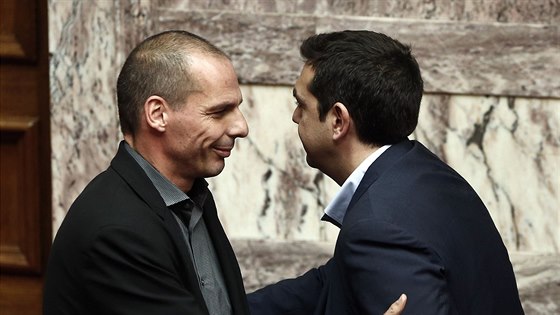 ecký ministr financí Janis Varufakis (vlevo) s premiérem Alexisem Tsiprasem...