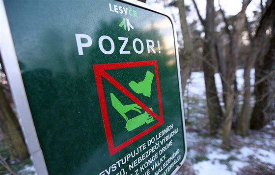 Na munici v Boím lese upozorují výstrané cedule. 