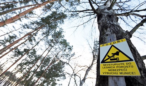 Na munici v Boím lese upozorují výstrané cedule.