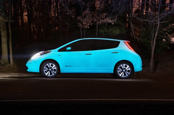 Nissan Leaf s fosforeskujícím lakem