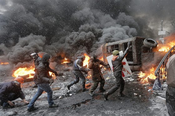 Ukrajintí demonstranti pi bojích na kijevském Majdanu. (únor 2014)