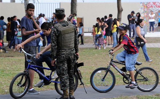 Vojáci hlídají hit na pedmstí San Jose de la Vega honduraského hlavního...