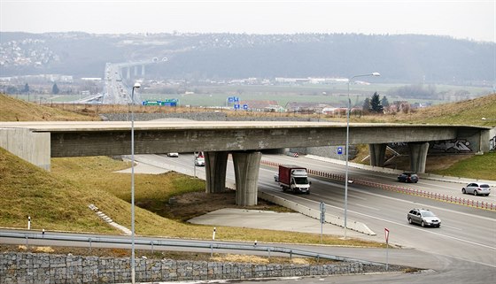 Nedokonený most v Komoanech, kterým se má Praha 12 napojit pes dva kilometry...