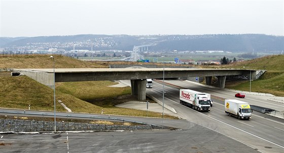 Nedokonený most v Komoanech, kterým se má Praha 12 napojit pes dva kilometry...