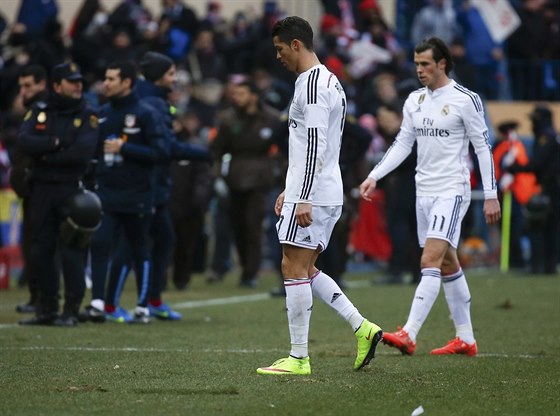 Útoníci Cristiano Ronaldo (vpedu) a Gareth Bale z Realu Madrid odcházejí ze...