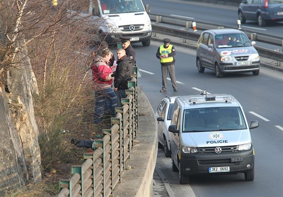 Píinu muova pádu ze skály vyetují policisté.